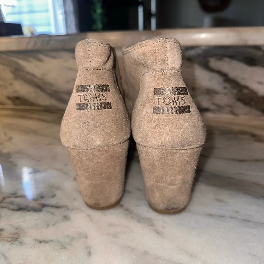 Toms Size 9 Women's Suede Wedge Lace Up Ankle Boots - Taupe‎